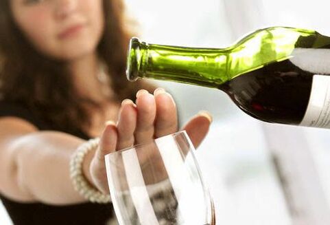 Djevojka joj ne dopušta da sipa vino u čašu