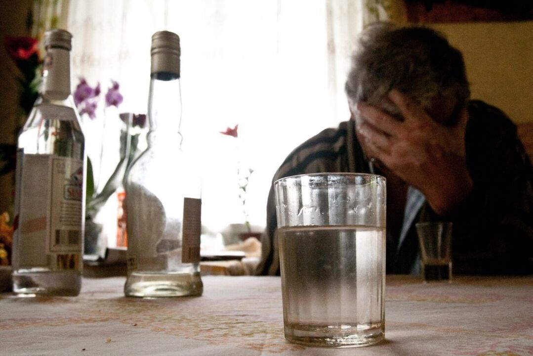 Nedostatak kontrole nad količinom pića znak je razvoja alkoholizma